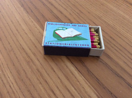 Ancienne Boîte D'allumettes BELGIQUE En Bois "BIBLIOTHÈQUES DES GARES - STATIONSBIBLIOTEKEN" (livre, Train) - Boites D'allumettes