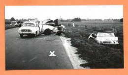 PHOTO RETIRAGE DES ANNÉES 1960 - ACCIDENT DE VOITURE MERCEDES RENAULT DAUPHINE SIMCA ARONDE CHATELAINE DE GENDARMERIE - Auto's
