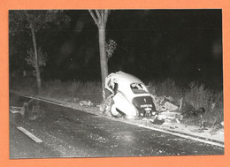 PHOTO RETIRAGE DES ANNÉES 1960 - ACCIDENT DE VOITURE PEUGEOT 203 ( ? ) PORSCHE INSCRIT SUR LE COFFRE - Auto's