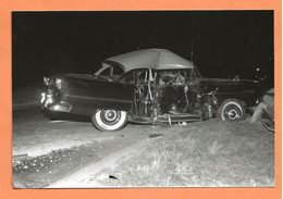 PHOTO RETIRAGE DE L'ANNÉE 1954 COURVILLE - ACCIDENT DE VOITURE GROSSE BERLINE A IDENTIFIER - Coches