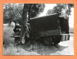 PHOTO RETIRAGE DE L'ANNÉE 1957 COURVILLE - ACCIDENT DE CAMIONNETTE BACHÉE A IDENTIFIER - Auto's