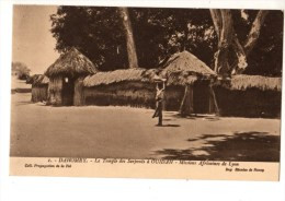 AFRIQUE---DAHOMEY--le Temple Des Serpents à OUIDAH--missions Africaines De Lyon----voir 2 Scans - Dahomey