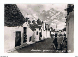 ALBEROBELLO:  FOLCLORE  DI  UNA  STRADA  FRA  I  TRULLI  -  FOTO  -  FG - Bari