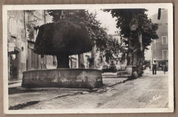 CPSM 83 - BARJOLS - Le Champignon - Place De La Mairie - TB PLAN FONTAINE CENTRE VILLAGE ANIMATION AUTOMOBILE 1952 - Barjols