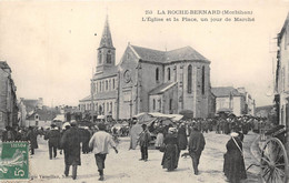 56-LA-ROCHE-BERNARD- L'EGLISE ET LA PLACE , UN JOUR DE MARCHE - La Roche-Bernard