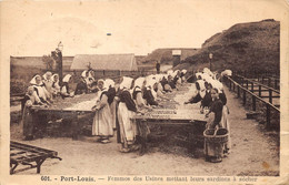 56-PORT-LOUIS- FEMMES DES USISNES METTANT LEURS SARDINES A SECHER - Port Louis