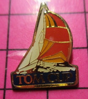 2419 Pin's Pins / Beau Et Rare / THEME : SPORTS / VOILE VOILIER REGATE TOM CLUB - Voile