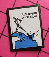 SP16 Pin's Pins / Beau Et Rare / THEME : SPORTS / NATATION NAGE AVEC PALMES PALMATHLON D'ORLEANS - Nuoto