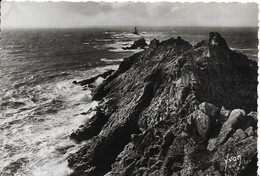 Pointe Du Raz L'Eperon Et Le Phare De La Vieille - Plogoff