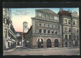 AK Dillingen A. D., Königstrasse Mit Städtischer Sparkasse, Rathaus Und Schloss - Dillingen