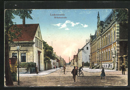 AK Luckenwalde, Wilhelmstrasse Mit Radfahrern Und Passanten - Luckenwalde