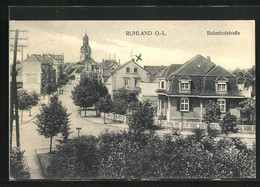 AK Ruhland / Oberlausitz, Bahnhofstrasse Mit Kirche - Ruhland