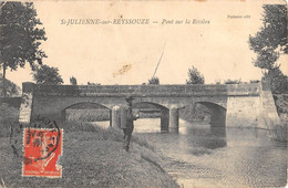 CPA 01 SAINT JULIEN SUR REYSSOUZE PONT SUR LA RIVIERE (cliché Pas Courant - Non Classés