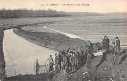 CPA 01 LA DOMBE PECHE D'UN ETANG - Non Classés