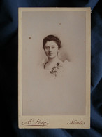 Photo CDV A. Lory à Nantes - Portrait Jeune Femme, Fleurs Au Revers, Circa 1895 L551A - Alte (vor 1900)