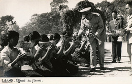 Real Photo Offrande Des Fleurs  Belle Femmes Lao  Haut Militaire - Laos