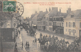 CPA 02 LA FERE SOUVENIR DE L'ARRIVEE DU 19e REGIMENT DE CHASSEURS A CHEVAL RUE REPUBLIQUE - Altri & Non Classificati