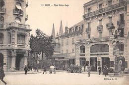 CPA 03 VICHY PLACE VICTOR HUGO (cliché Rare - Vichy