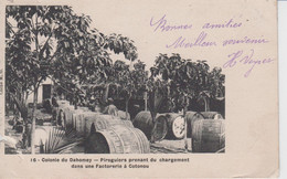 AFRIQUE - 16 - Colonie Du DAHOMEY - Piroguiers Prenant Du Chargement Dans Une Factorerie à Cotonou - Dahomey