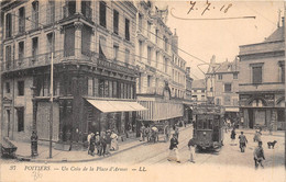 86-POITIERS- UN COIN DE LA PLACE D'ARMES - Poitiers