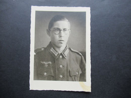 Echtfoto AK 2.WK Soldat Mit Abzeichen Und Uniform Rückseitig Mimosa Kiel - Guerra 1939-45