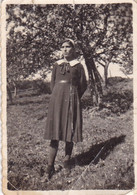 Old Real Original Photo - Young Girl In Uniform Posing In The Open - Ca. 9x6.5 Cm - Anonyme Personen