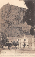 CPA 04 CASTELANE LE ROC AVEC LA CHAPELLE NOTRE DAME ET CAISSE D'EPARGNE - Castellane