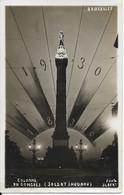 BRUXELLES (1000) - Patriotisme : 1830/1930 - Hommage Nocturne Au Soldat Inconnu De La Colonne Du Congrès. CPSM Rare. - Bruxelles La Nuit