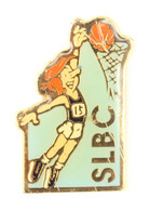 Pin's CLBC - Saint Lois Basket Club ??? - Le Basketteur Marquant Un Panier - Stadium - K392 - Basketball