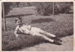 Old Real Original Photo - Little Boy Posing On The Ground In The Park - Ca. 9x6.5 Cm - Anonieme Personen