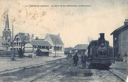 CPA 08 LE THOUR LA GARE ET LES BATIMENTS COMMUNAUX (cpa Rare - Sonstige & Ohne Zuordnung