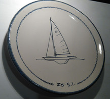 COPPIA PIATTI IN CERAMICA CON PICCOLE BARCHE A VELA DIPINTI A MANO - Unclassified