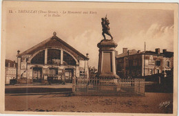 12. - THENEZAY - Le Monument Aux Morts Et Les Halles - Thenezay
