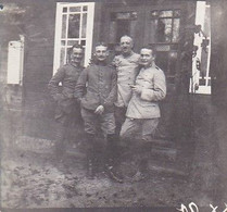 Foto 4 Deutsche Soldaten Vor Holzhaus - 5. Jäger 4 - 1. WK (56552) - Krieg, Militär