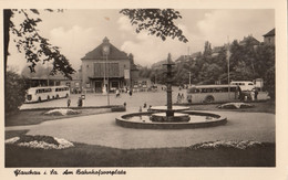 Glauchau - Bahnhofsvorplatz , Bahnhof , Bus 1956 - Glauchau