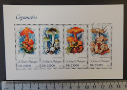 St Thomas 2013 Mushrooms Fungi M/sheet Mnh - Feuilles Complètes Et Multiples