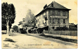 7921   Savoie  - LA MOTTE SERVOLEX : Entrée De La Ville , LE TRAMWAY , Hotel Du COMMERCE Circulée En 1908 - La Motte Servolex