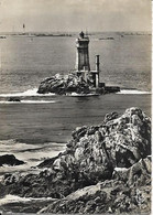 5 La Pointe De Raz Le Phare De La Vieille Dans Le Fond Le Phare De L'Ile De Sein Et Le Phare D'Armen - Plogoff