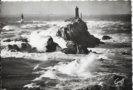 569 Pointe De Raz De Sein Tempete Sur Le Phare De La Vieille - Plogoff