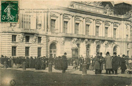 Tours * La Place De L'hôtel De Ville * Mairie * Les Promeneurs Du Dimanche - Tours