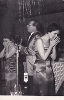 A7421- WOMEN AND MAN IN VINTAGE DRESSES AND SUIT PHOTO, RESTAURANT CELEBRATION, OLD PHOTO  POSTCARD - Hotels & Restaurants