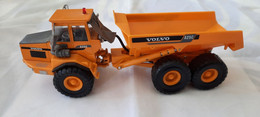 Cararama/Hongwell Volvo BM A25C 6x6 Knikdumper 1/50 - Camions, Bus Et Construction