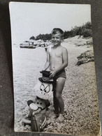 YOUNG BOY IN SWIMSUIT ON A BEACH,JEUNE GARÇON EN MAILLOT DE BAIN SUR UNE PLAGE, ORIGINAL PHOTO - Persone Anonimi