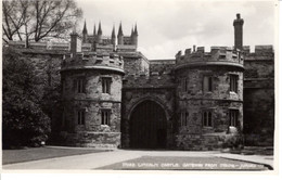 Royaume Uni Angleterre Lincolnshire Lincoln Castle Gatteway From Insipe Entrée Histoire Patrimoine Chateau - Lincoln