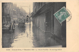 CPA 14 CAEN CRUE DE L'ORNE 1ER DECEMBRE 1910 RUE DE VAUCELLES UN SAUVETAGE - Caen