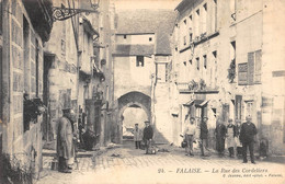 CPA 14 FALAISE LA RUE DES CORDELIERS - Falaise