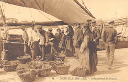 CPA 14 TROUVILLE SUR MER DEBARQUEMENT DU POISSON - Trouville