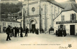 Argelès Gazost * La Place De L'église * Sortie De Messe * Quincaillerie CAZENAVE - Argeles Gazost