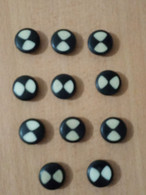 11 BOUTONS EN PLASTIQUES ANCIENS - Botones