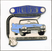 Pin's Automobile - Location / “Le Voiturium“ - La Voiture Pour Le Cinéma Avec Cadillac Bleu Ciel. Est. Pin’s Up. T810-19 - Other